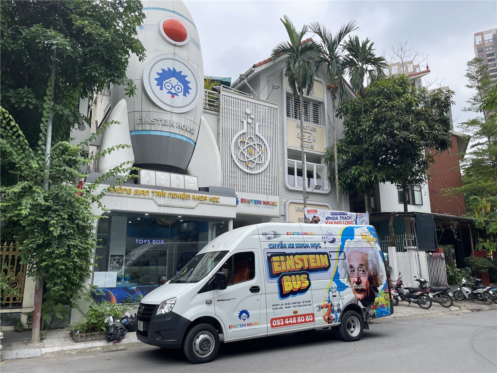 Einstein Bus tại sân trường